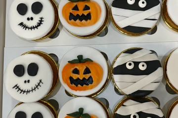 verschiedene cupcakes mit halloween dekoration